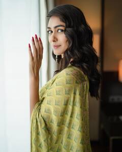 Mrunal Thakur Pics: ग्रीन साड़ी पहने बला की खूबसूरत लगीं मृणाल ठाकुर, दिलकश अदाओं पर फिदा हो जाएंगे आप !