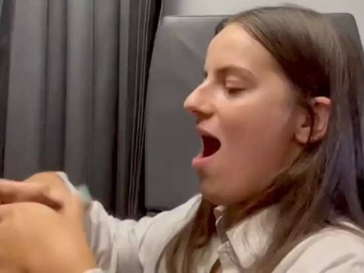 Woman pops her jaw back in place after it dislocated while yawning on plane கொட்டாவி விட்டது குத்தமா?  சைடாக இழுத்துக்கொண்ட தாடை! விமானத்தை அலறவைத்த பெண்!