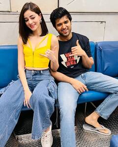 Liger Promotion Pics: 'लाइगर' प्रमोशन के दौरान मुंबई की लोकल ट्रेन में अनन्या पांडे की गोद में लेटे दिखे विजय देवरकोंडा, देखें तस्वीरें