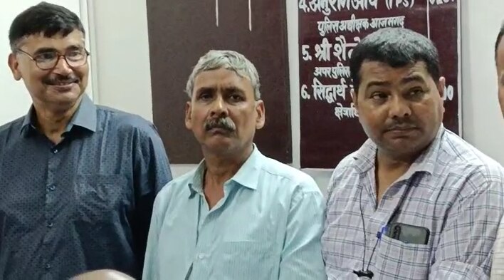 Azamgarh News: एंटी करप्शन टीम ने घूस लेते लेखपाल को रंगे हाथ दबोचा, वरासत के नाम पर पैसे के लिए कर रहा था परेशान