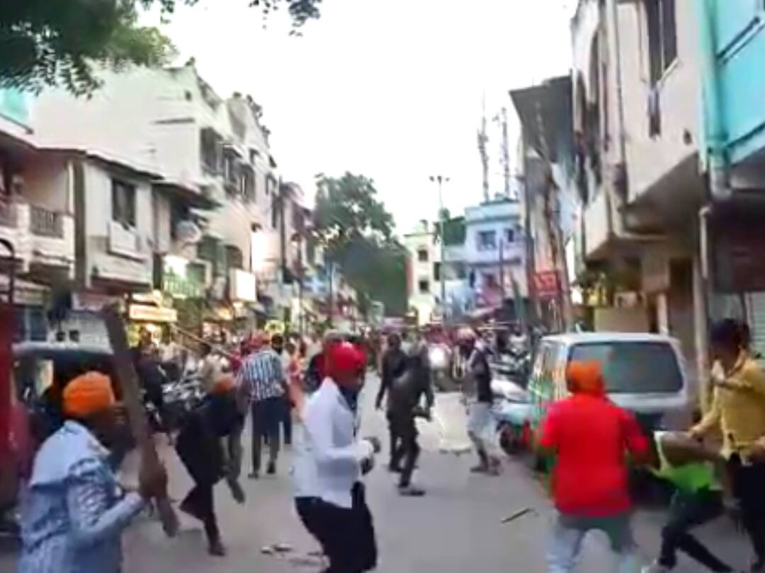 Pune Crime News: पुण्यात दोन गटांमध्ये तुंबळ हाणामारी; व्हिडीयो सोशल मीडियावर तुफान व्हायरल Clash between two groups in Pune yerwada Pune Crime News: पुण्यात दोन गटांमध्ये तुंबळ हाणामारी; व्हिडीयो सोशल मीडियावर तुफान व्हायरल