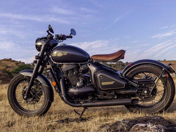 Jawa Perak: जावा बाईकमध्ये 334cc लिक्विड-कूल्ड सिंगल-सिलेंडर इंजिन आहे. जे 30.4bhp ची पॉवर आणि 31Nm चा पीक टॉर्क जनरेट करते. यात 6 गिअर्सची सुविधा आहे. जावाच्या बाईक्स देशात खूप प्रसिद्ध आहेत. या बाईकची एक्स-शोरूम किंमत 2.11 लाख रुपये आहे. Jawa चे देशभरात जवळपास 100 डीलरशिप आहेत.