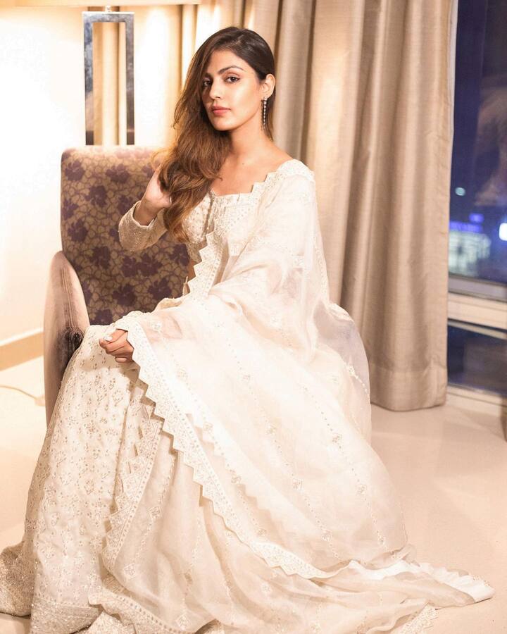 रिया ने इंस्टाग्राम पर फोटो शेयर अपनी पोस्ट को कैप्शन दिया, “लव एंड लाइट # रेन्यू”