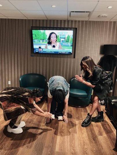 इन मजेदार तस्वीरों में तीनों ही एक दूसरे से ज्यादा झुकने की कोशिश कर रहे हैं. इस तस्वीर में तो दिलजीत दोनों के ही पैर छूते नजर आए.