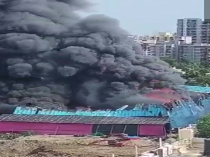 मुंबईच्या अंधेरी पश्चिमेत चित्रकूट सेटवर लागली मोठी आग लागली असून अग्निशमन दलाच्या 10 गाड्या घटनास्थळी दाखल झाल्या आहेत.