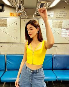 Liger Promotion Pics: 'लाइगर' प्रमोशन के दौरान मुंबई की लोकल ट्रेन में अनन्या पांडे की गोद में लेटे दिखे विजय देवरकोंडा, देखें तस्वीरें