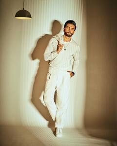 Ranveer Singh Pics: वादांमध्ये रणवीर सिंगने केले लेटेस्ट फोटोशूट, पाहा फोटो!