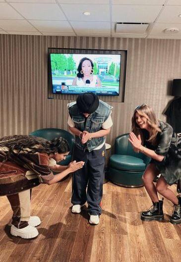 आप इन तस्वीरों में देख सकते हैं कि तीनों कैसे एक दूसरे को झुक-झुककर प्रणाम करते दिख रहे हैं.