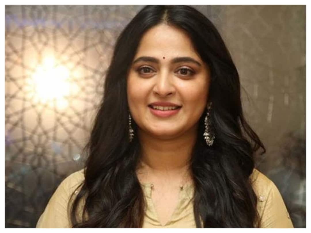 Anushka Shetty goes the Size Zero way again, Gains weight for Mahesh P film Anushka Shetty: మళ్లీ బరువు పెరిగిన అనుష్క - న్యూ లుక్ వైరల్!