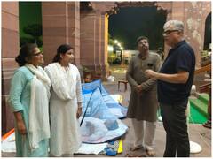 राज्यसभा से निलंबित सांसदों का 50 घंटे का रिले धरना, संसद परिसर में ही गुजारी रात - देखें तस्वीरें