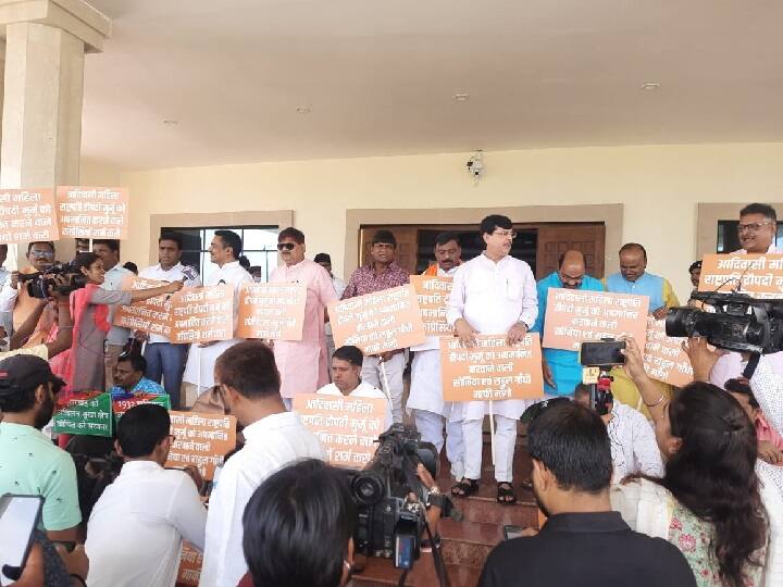 Jharkhand assembly monsoon session BJP MLA Protest over Congress leader Adhir Ranjan Chowdhury remarks on President Draupadi Murmu  Monsoon Session: अधीर रंजन की टिप्पणी पर झारखंड विधानसभा में BJP विधायकों ने किया प्रदर्शन, की ये मांग  