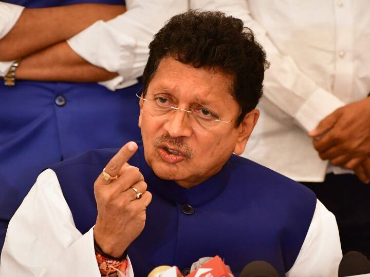 maharashtra politics cm eknath shinde uddhav thackeray on trust now mla deepak kesarkar said this Maharashtra Politics: उद्धव ठाकरे और सीएम एकनाथ शिंदे के बीच भरोसे को लेकर वार-पलटवार, अब दीपक केसरकर ने कह दी ये बात