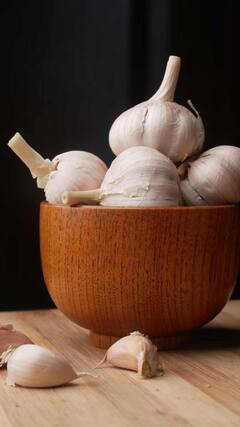 Health Tips : लसूण खाणं आरोग्यासाठी गुणकारी; जाणून घ्या आश्चर्यकारक फायदे