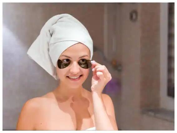 ਆਲੂਆਂ ਨੂੰ ਛਿੱਲ ਕੇ ਪੁਦੀਨੇ ਨਾਲ ਪੀਸ ਲਓ। ਇਸ ਦਾ ਰਸ ਕੱਢਣ ਤੋਂ ਬਾਅਦ ਇਸ ਨੂੰ ਰੂੰ 'ਚ ਡੁਬੋ ਕੇ ਅੱਖਾਂ 'ਤੇ ਰੂੰ ਰੱਖੋ। ਇਸ ਨਾਲ ਅੱਖਾਂ ਦੀ ਥਕਾਵਟ ਦੂਰ ਹੋ ਜਾਵੇਗੀ।