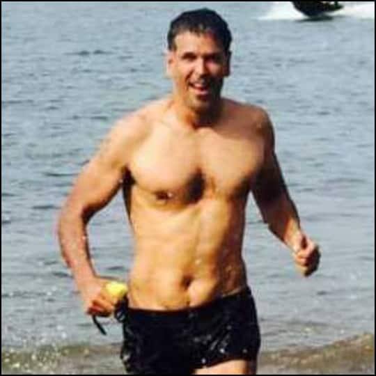 2020માં મિલિંદે સોશિયલ મીડિયા પર પોતાનો ન્યૂડ ફોટો પોસ્ટ કર્યો હતો. આ અંગે મિલિંદ પર પણ ગુનો નોંધાયો હતો