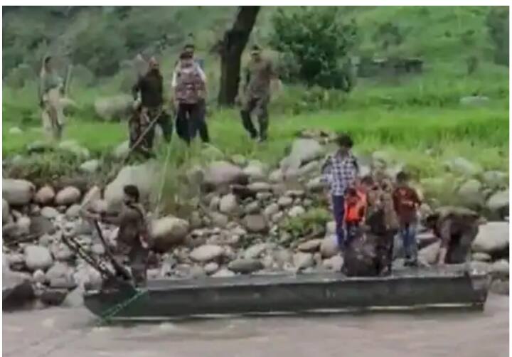 Army Rescues 30 People Trapped In Jammu-Kashmir Flash Floods Jammu-Kashmir में अचानक आई बाढ़ में 30 लोग फंसे, सेना ने रेस्क्यू कर बचाई सभी की जान