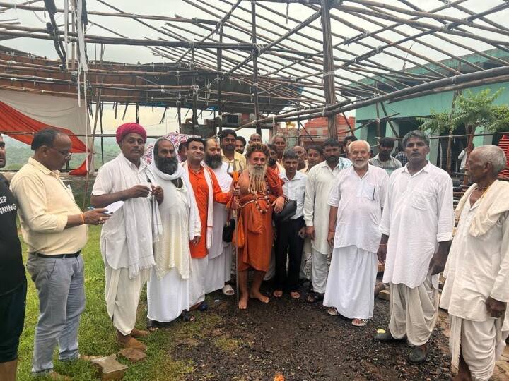 साधु संत अस्थि कलश लेकर पसोपा गांव पहुंचेंगे, जहां पशुपतिनाथ मंदिर परिसर में ही अस्थि रखकर इनकी समाधि बनाई जाएगी. वहीं बाबा विजय दास के आत्मदाह पर सियासत शुरू हो गई है. आज जब अस्थि कलश रथ यात्रा कामा से निकल रही थी तभी लोगों में आपसी विवाद हो गया, बीजेपी के लोग चाहते थे की कलश रथ यात्रा कामां कस्बे के अन्दर होकर निकाली जाए. लेकिन कुछ लोग चाहते थे की कलश रथ यात्रा बाहर से ही आदिबद्री के लिए रवाना की जाए.