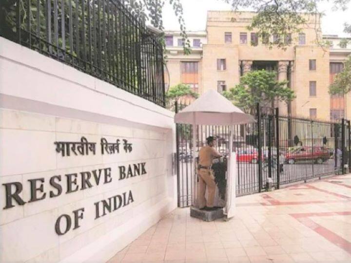 Reserve Bank has imposed restrictions on 2 cooperative banks of UP your money is not deposited RBI Bank Update: रिजर्व बैंक ने यूपी के 2 सहकारी बैंकों पर लगाई पाबंदी, आपका पैसा तो नहीं है जमा