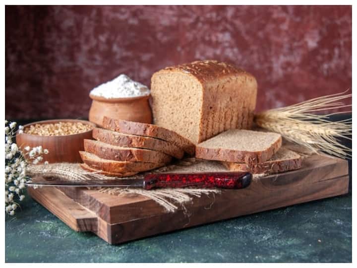 Weight Loss Tips: वजन घटाने के साथ ही ब्रेड कई और तरह से सेहत के लिए फायदेमंद हैं. यहां पर जानें कौन सी ब्रेड में कौन कौन से पोषक तत्व हैं छुपे.