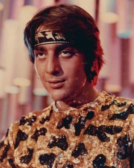 কিংবদন্তি সুনীল দত্ত ও নার্গিসের সন্তান সঞ্জয়। তাঁর বলিউডে আত্মপ্রকাশ হয় বাবার পরিচালিত ছবি দিয়ে। সঞ্জয় দত্তের ডেবিউ ছবি 'রকি' দারুণ জনপ্রিয়তা পায়।