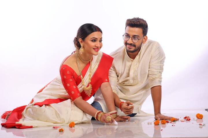 তিলোত্তমার বুকে যেন দুর্গাপূজোর আবহ। কলাবউ স্নান, ঢাকে কাঠি, লাল সাদা শাড়িতে, সিঁদুরে অঞ্জলি সাজ.. সব মিলিয়ে যেন পুজো পুজো গন্ধ।