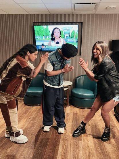 तस्वीरों में दिखाया गया है कि तीनों नीचे झुककर एक-दूसरे का सम्मान करने की कोशिश कर रहे हैं.