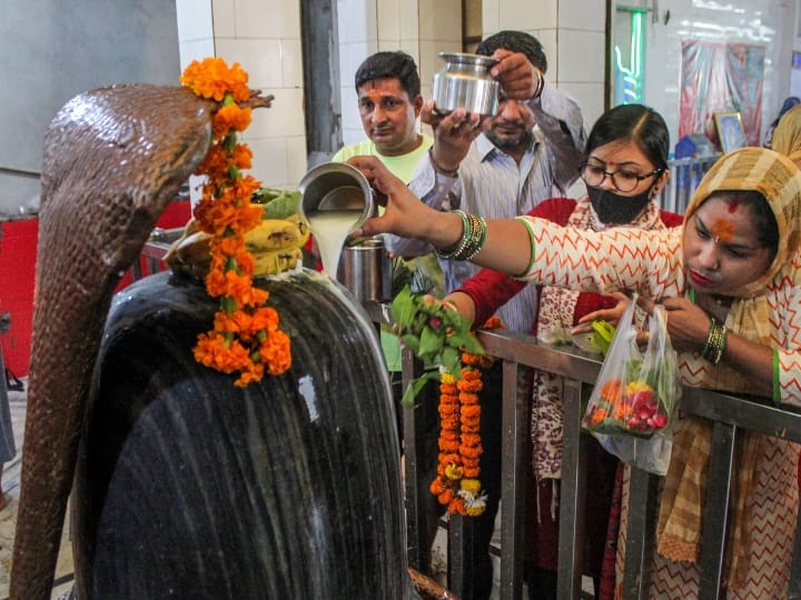 Shrawan 2022: Know why women not to touch shivling in puja during shrawan month Shrawan 2022: શ્રાવણમાં મહિલાઓએ શિવલિંગનો ન કરવો જોઈએ સ્પર્શ, માતા પાર્વતી થઈ જશે ક્રોધિત