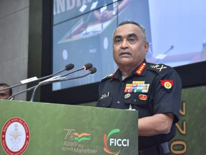 India China sour Relationship on doklam in between indian army chief visit bhutan a big message to dragon ann Army Chief Bhutan Visit: चीन के साथ रिश्तों में तनातनी के बीच सेना प्रमुख की भूटान यात्रा, ड्रैगन को बड़ा संदेश