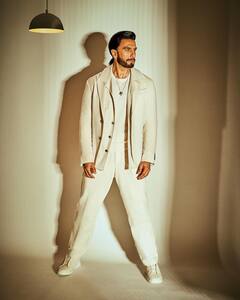 Ranveer Singh: பளபளக்குற பகலா நீ... ரன்வீர் சிங்கின் ஸ்டைலிஷ் க்ளிக்ஸ்..!