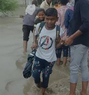 नांदेड जिल्ह्यातील किनवट तालुक्यात विद्यार्थ्यांचा पुराच्या पाण्यातून प्रवास