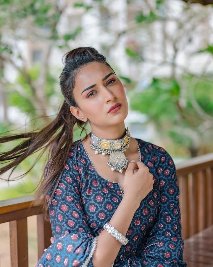 शुरुआत टीवी की खूबसूरत एक्ट्रेस एरिका फर्नांडिस (Erica Fernandes) से करते हैं. जी हां, वही एरिका जिन्होंने ‘कुछ रंग प्यार के ऐसे भी’ में प्यार के ऐसे-ऐसे रंग दिखाए कि घर-घर उनकी पहचान बन गई. ‘कसौटी जिंदगी की 2’ में प्रेरणा का पॉपुलर किरदार भी निभाया, मगर पिछले काफी समय से वह पर्दे से गायब हैं.