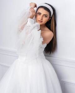 Ishqbaaaz की गौरी व्हाइट ऑफ शोल्डर गाउन में लगीं अप्सरा सी खूबसूरत, फैंस ने कहा- रूप की मूरत