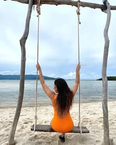 Shama Sikander Pics: ऑरेंज मोनोकनी पहन शमा सिकंदर ने फिर बढाया इंटरनेट का पारा, समुद्र किनारे दिए बेहद कातिलाना पोज़