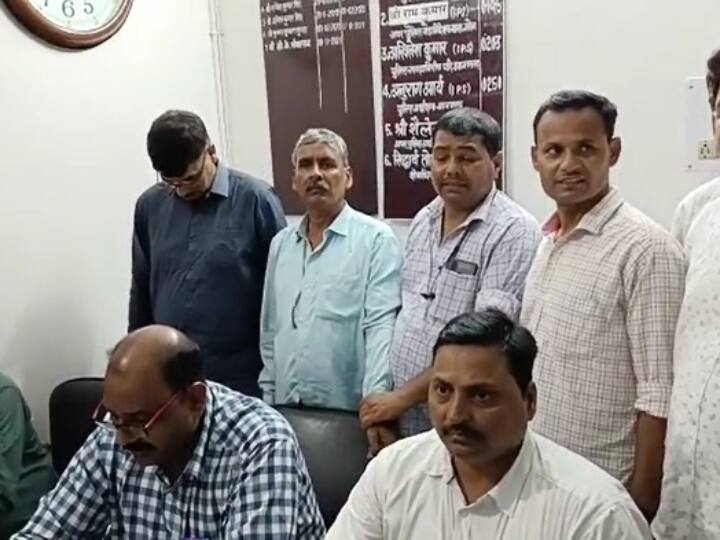 Azamgarh News: एंटी करप्शन टीम ने घूस लेते लेखपाल को रंगे हाथ दबोचा, वरासत के नाम पर पैसे के लिए कर रहा था परेशान Azamgarh Uttar Pradesh Anti Corruption Team arrested Lekhpal red handed while taking bribe ANN Azamgarh News: एंटी करप्शन टीम ने घूस लेते लेखपाल को रंगे हाथ दबोचा, वरासत के नाम पर पैसे के लिए कर रहा था परेशान
