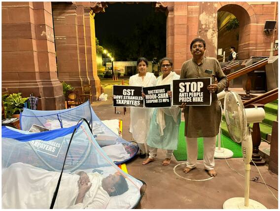 राज्यसभा से निलंबित सांसदों का 50 घंटे का रिले धरना, संसद परिसर में ही गुजारी रात - देखें तस्वीरें