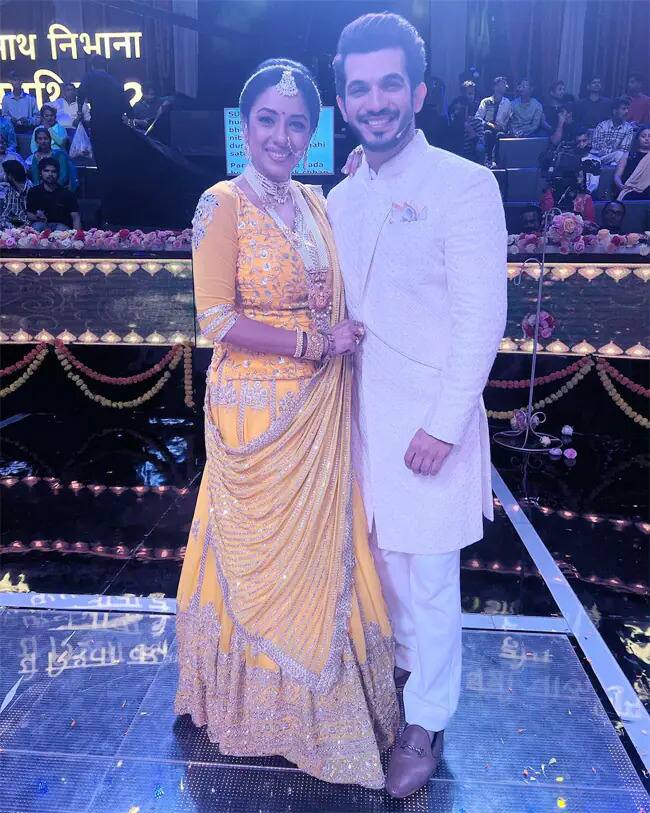 ਬੇਸ਼ੱਕ ਇਨ੍ਹੀਂ ਦਿਨੀਂ ਸਟਾਰ ਪਲੱਸ ਦੇ ਸ਼ੋਅ ਅਨੁਪਮਾ 'ਚ ਹਾਈ ਵੋਲਟੇਜ ਡਰਾਮਾ ਦੇਖਣ ਨੂੰ ਮਿਲ ਰਿਹਾ ਹੈ। ਇਸ ਦੌਰਾਨ ਅਨੁਜ ਅਤੇ ਅਨੁਪਮਾ ਰੋਮਾਂਸ ਕਰਨਾ ਨਹੀਂ ਭੁੱਲਦੇ। ਹੁਣ ਕੁਝ ਅਜਿਹੀਆਂ ਤਸਵੀਰਾਂ ਸਾਹਮਣੇ ਆਈਆਂ ਹਨ, ਜਿਸ 'ਚ ਅਨੁਪਮਾ ਆਪਣੇ ਅਨੁਜ ਨੂੰ ਛੱਡ ਕੇ ਅਰਜੁਨ ਬਿਜਲਾਨੀ ਨਾਲ ਰੋਮਾਂਸ ਕਰ ਰਹੀ ਹੈ।