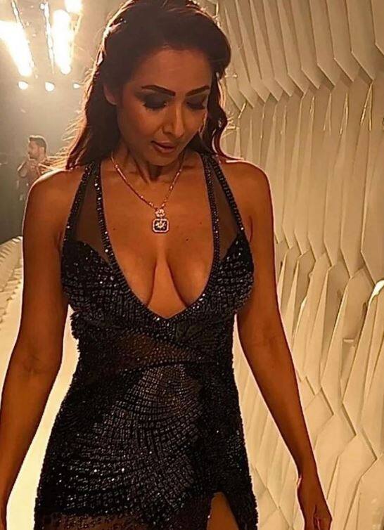 મલાઈકાએ બ્લેક કલરના ડ્રેસમાં અલગ-અલગ અંદાજમાં હોટ પોઝ આપ્યા છે.  મલાઈકા હોટ તસવીરોને લઈ ચર્ચામાં રહે છે, મલાઈકા ફિટ રહેવા જિમ અને યોગા કરે છે.  મલાઈકા બોલીવૂડની હોટ એક્ટ્રેસ છે