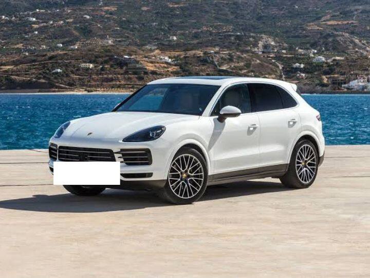 इन तमाम कार के अलावा संजय दत्त के पास पोर्स की बहुत महंगी कार swanky SUV भी मौजूद, जो 1.93 करोड़ रुपये में आती है.
