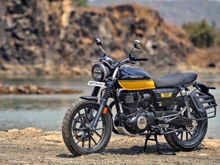 Honda CB350RS: जपानी ब्रँड Honda ची Honda CB350RS ही बाईक कमी कर्ब वेट आणि मोठ्या टाकीसह येते. यात 15-लिटर इंधन टाकीची सुविधा मिळते. ज्याचे मायलेज 35 kmpm आहे. या बाईकची एक्स-शोरूम किंमत 1.99 लाख रुपये आहे.