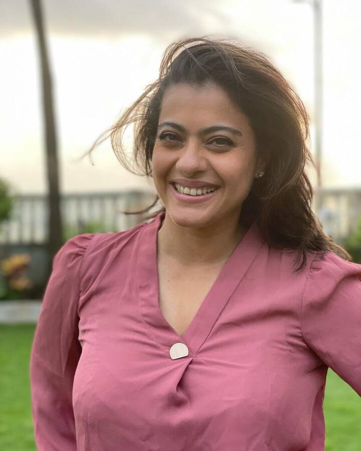प्याजी कलर की शर्ट और पैंट में काजोल बेहद खूबसूरत लग रही थीं. नो-मेकअप लुक के साथ उन्होंने सिर्फ खुले बालों से खुद को निखारा था.