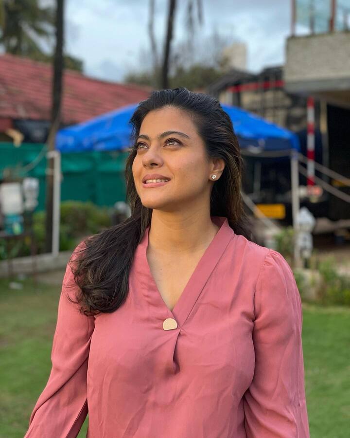काजोल ने इन फोटोज को शेयर करते हुए कैप्शन में लिखा है, “हफ्ते के 7 दिनों के लिए 7 मूड. बिल्कुल मेरा दिन शुक्रवार से शुरू होता है. रोटेट और रिपीट करिए. (पीछे की ओर नीले टार्प को नज़रअंदाज़ करें.”