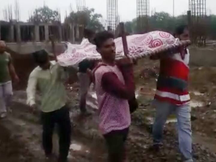 Indore Madhya Pradesh relatives took dead body on cot to mortuary of district hospital ANN Indore News: इंदौर से आई झकझोरने वाली तस्वीर, जिला अस्पताल से शव को चारपाई पर लादकर ले गए परिजन