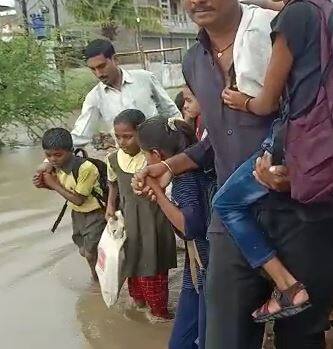 जीव धोक्यात घालून विद्यार्थ्यांचा प्रवास
