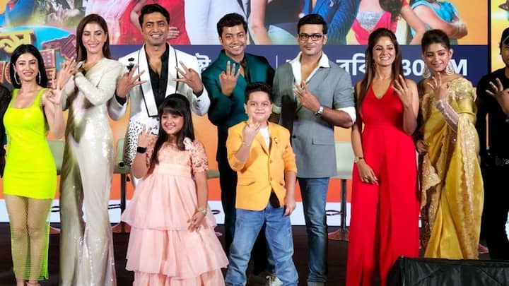 দেব আর রুক্মিণীর জুটি বড়পর্দায় বার বার দর্শকদের মুগ্ধ করেছে। আর এবার ছোটপর্দায় বিচারক হিসেবে তাঁদের বন্ধুত্ব ধরা পড়বে ক্যামেরায়। গোটা ভারত থেকেই এই অনুষ্ঠানে অংশগ্রহণ করতে এসেছে একঝাঁক খুদে। তাদের মধ্যে থেকেই সেরাদের বেছে নেবেন এই তারকারা।