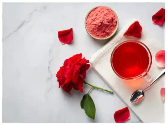 ਅੱਖਾਂ ਦੀ ਖੁਸ਼ਕੀ ਨੂੰ ਦੂਰ ਕਰਨ ਲਈ ਰੂੰ 'ਚ ਗੁਲਾਬ ਜਲ ਮਿਲਾ ਕੇ ਅੱਖਾਂ 'ਤੇ ਕੁਝ ਦੇਰ ਲਈ ਰੱਖੋ।