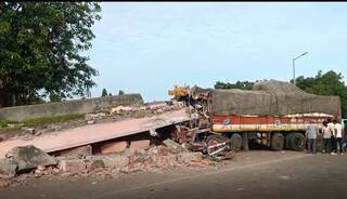 ACCIDENT: જામનગર રાજકોટ હાઈવે પર બેકાબુ બનેલો ટ્રક બસ સ્ટેન્ડમાં ઘૂસી ગયો, ડ્રાઈવરની લાશને બહાર કાઢવા બોલાવવી પડી ટ્રેન