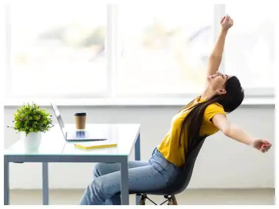 ਅੱਖਾਂ ਦੀ ਸਿਹਤ ਲਈ ਇਹ ਜ਼ਰੂਰੀ ਹੈ ਕਿ ਤੁਸੀਂ ਕੰਮ ਦੌਰਾਨ ਲੈਪਟਾਪ ਦੇ ਸਾਹਮਣੇ ਉੱਠੋ ਅਤੇ ਥੋੜ੍ਹੀ ਜਿਹੀ ਸੈਰ ਕਰੋ।