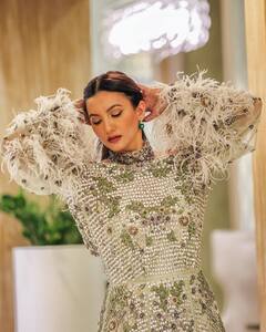 Gauhar Khan Pics: ऑफ व्हाइट ड्रेस में गौहर खान का दिखा बेहद ग्लैमरस अवतार, खूबसूरत अंदाज़ बना देगा दीवाना