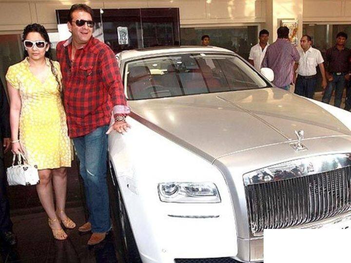 सबसे पहले बात करें संजय दत्त के जरिए खरीदी गई सबसे मंहगी कार के बारे तो संजू बाबा के पास रॉल्स रॉयल्स घोस्ट कार मौजूद है. जिसकी कीमत करीब 5 करोड़ रुपये के आस-पास है.