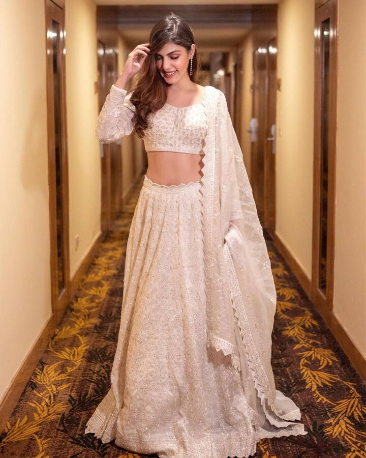 बॉलीवुड अभिनेत्री रिया चक्रवर्ती (Rhea Chakraborty) ने अपने इंस्टाग्राम पर अपने एथनिक लुक में लेटेस्ट तस्वीरें शेयर की हैं. व्हाइट चिकनकारी लहंगा-चोली पहने रिया काफी खूबसूरत लग रही हैं. इस लुक में उनकी दिलकश अदाएं भी कमाल हैं. रिया ने कैमरे के सामने शर्माते पोज दिए हैं. इंस्टाग्राम पर उनकी तस्वीरें देख फैंस उनकी इस अदा पर प्यार बरसा रहे हैं.